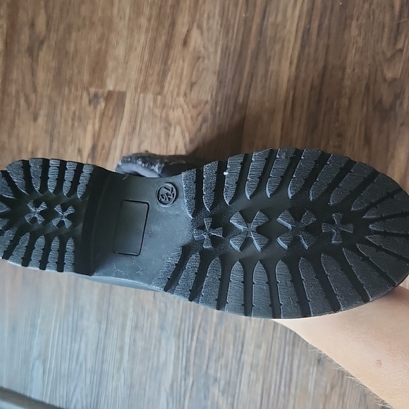 New black boots - Picture 3 of 5